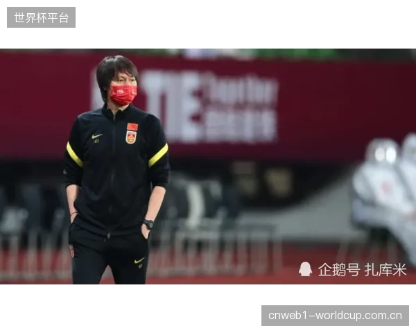洪明甫采取“障眼法”迷惑对手,为世界杯首战的排兵布阵进行战术保密。 洪明甫采取“障眼法”迷惑对手,为世界杯首战的排兵布阵进行战术保密。